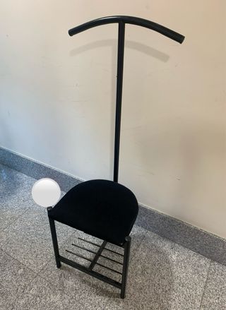 Percha galán con asiento y rejilla