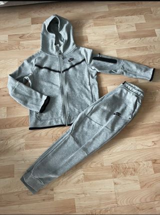 Chándal Nike Tech Fleece Gris
Talla M niño