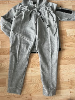 Chándal Nike Tech Fleece Gris
Talla M niño