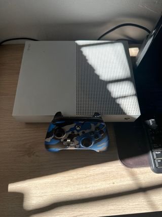 Xbox One S Blanca con Mando Camuflaje