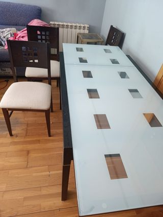Mesa extensible y 4 sillas