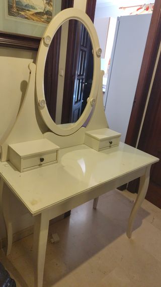 Tocador blanco con espejo y cajones