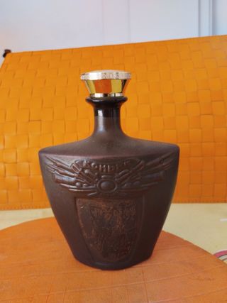 6 bottiglie vuote di diversi paesi