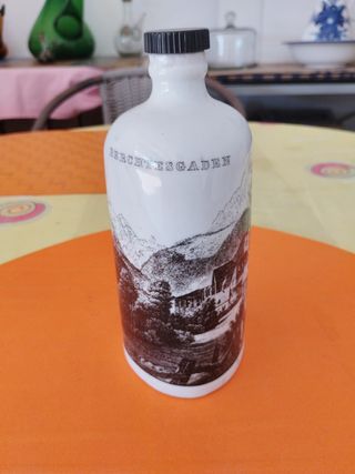 6 bottiglie vuote di diversi paesi