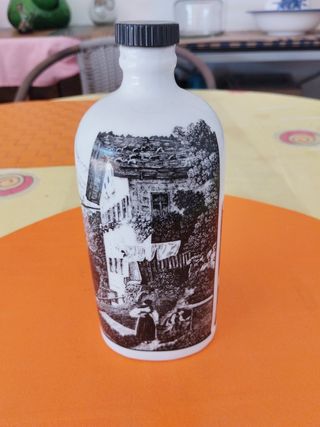 6 bottiglie vuote di diversi paesi