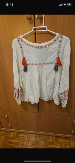 Blusa blanca con bordados y flecos