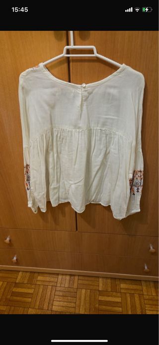 Blusa blanca con bordados y flecos