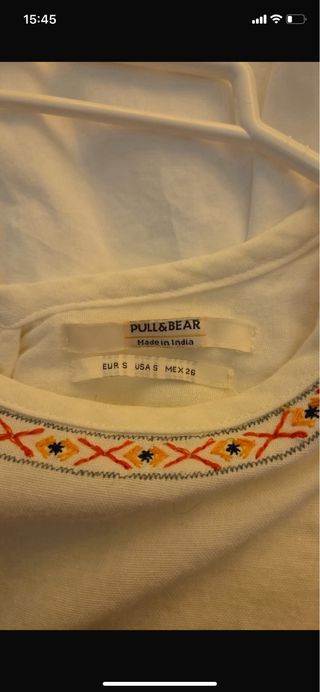 Blusa blanca con bordados y flecos