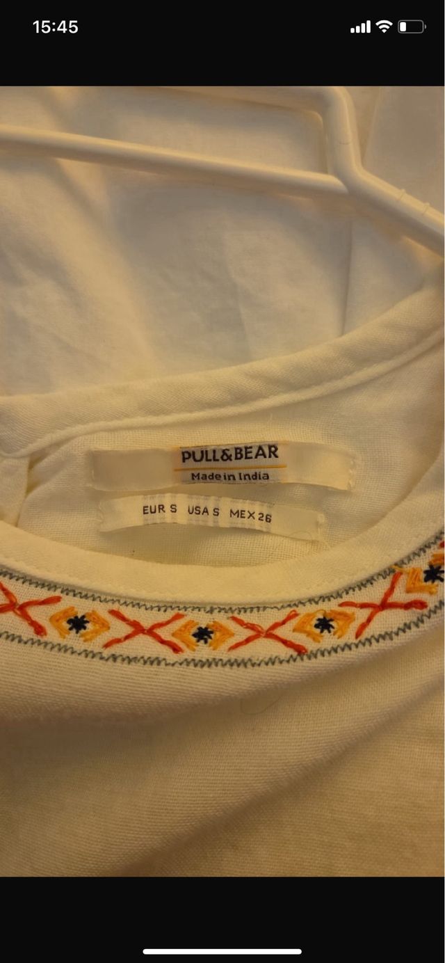 Blusa blanca con bordados y flecos