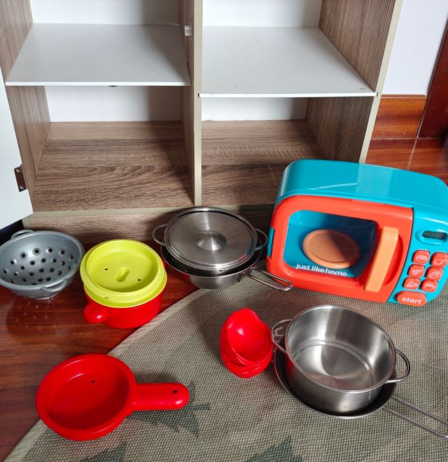 Cocinita de juguete con ajuar