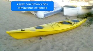 Kayak muy estable, con remo