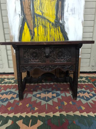 Mesa auxiliar antigua de madera tallada
