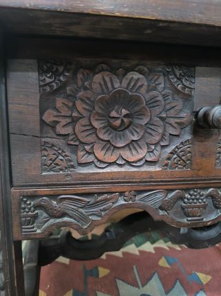 Mesa auxiliar antigua de madera tallada