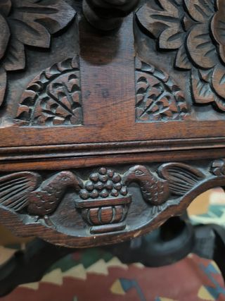 Mesa auxiliar antigua de madera tallada