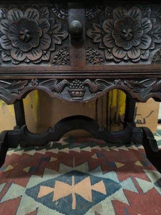 Mesa auxiliar antigua de madera tallada