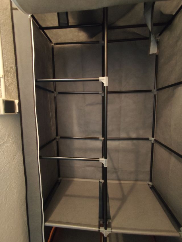 Armario de tela gris Songmics en su propia caja.