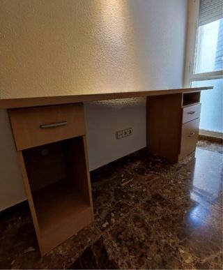 Escritorio de madera con cajones