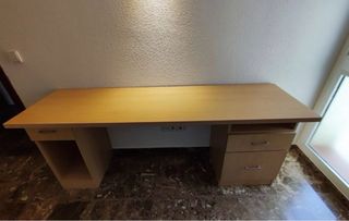 Escritorio de madera con cajones