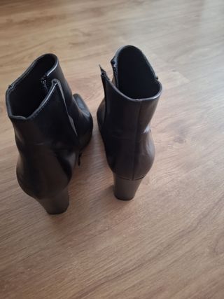 Botines de piel negros