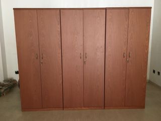 Armario grande de madera marrón