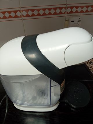 Cafetera de cápsulas blanca