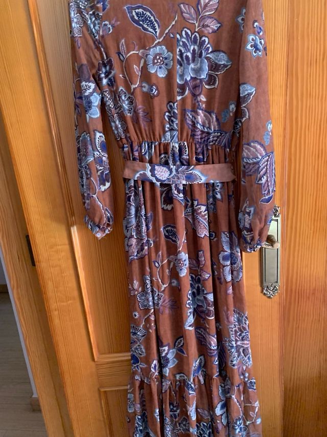 Vestido largo fluido con cinturón