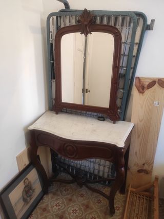 Mueble recibidor de madera y mármol