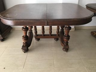 Mesa de comedor antigua de madera