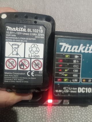 Caricabatterie e Batteria Makita DC10SB