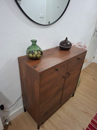 Mueble madera marrón y pomos negros