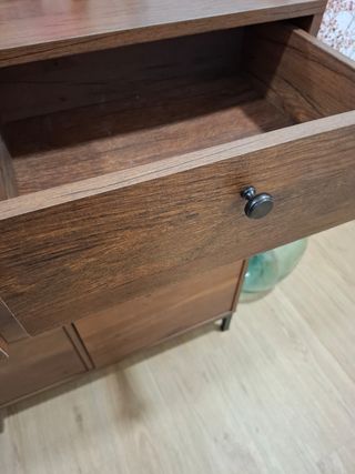 Mueble madera marrón y pomos negros