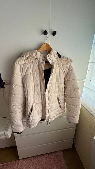Plumas con capucha beige