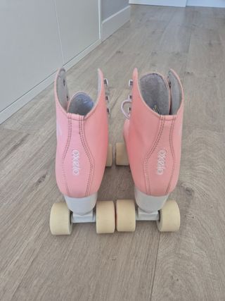 Patines de artístico rosas.