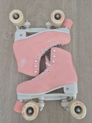 Patines de artístico rosas.
