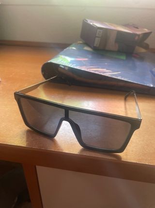 Gafas de sol negras y plateadas