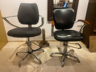 Sillas de peluquería negras y plateadas