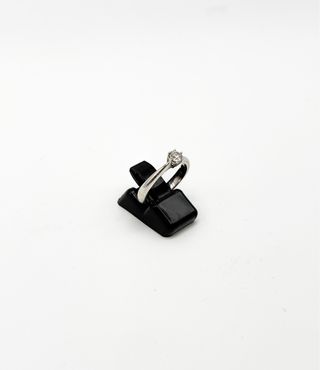 Anillo de oro 18k con diamante