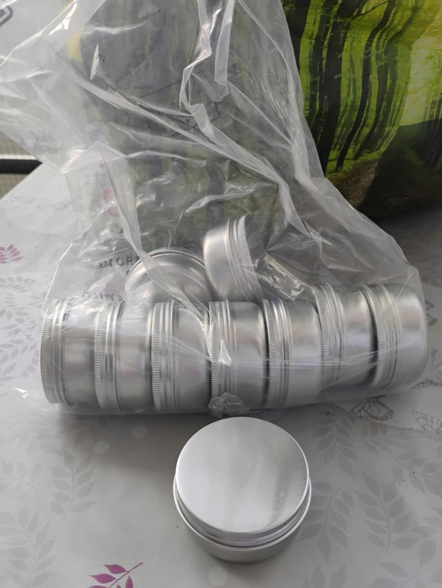 Cajas metálicas plateadas