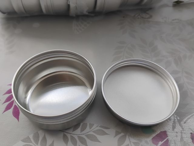 Cajas metálicas plateadas