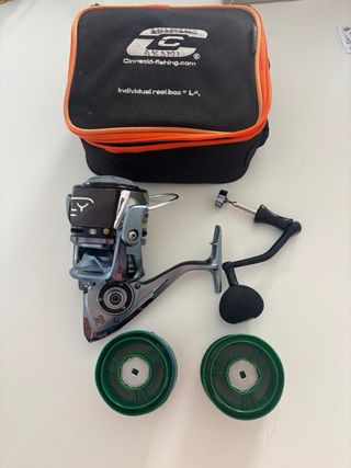 Carrete Akami con 2 bobinas y porta carretes 