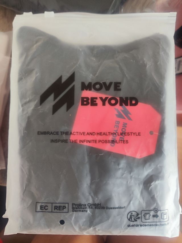 Camiseta Move Beyond Blanca, negra o azul