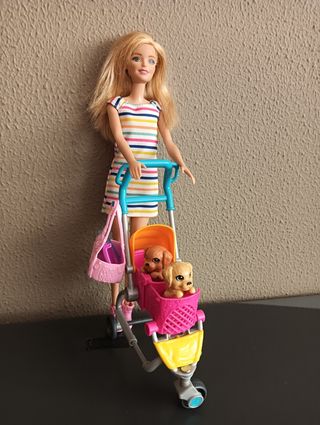 Barbie con cochecito y cachorros