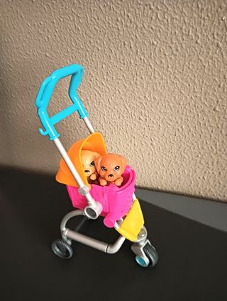 Barbie con cochecito y cachorros