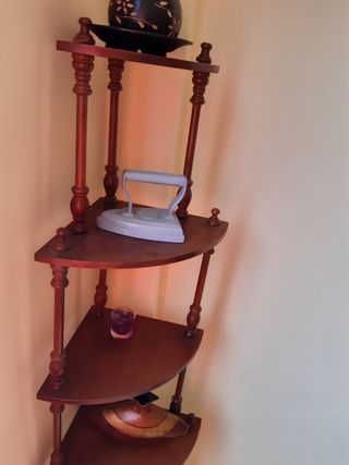 Estantería de esquina de madera maciza