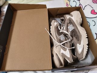 Tenis New Balance Beige y Marrón