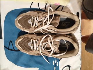 Tenis New Balance Beige y Marrón