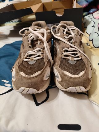 Tenis New Balance Beige y Marrón