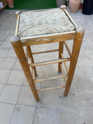 Taburete alto de madera y ratán