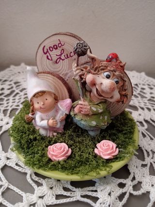 Decorazione artigianale con gnomi e rose
