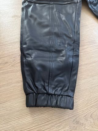 Pantalón Zara efecto piel negro